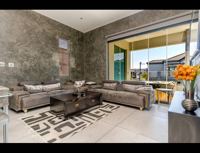 5 BEDROOM HOUSE FOR SALE IN BLUE VALLEY GOLF ESTATE